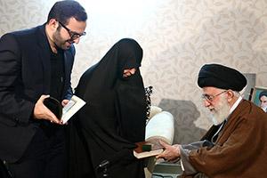 تصاویر/ حضور رهبر انقلاب در منزل سردار شهید حسین همدانی