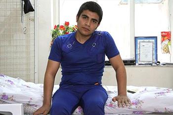 بوسه‌ بر دست ‌و پای «جانباز مدافع حرم» افغانستانی