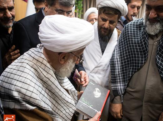 کتاب دفاع مقدس در دستان آیت الله جنتی