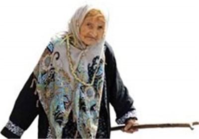 مادر دو جانباز برای امرار معاش نقاشی می‌فروشد