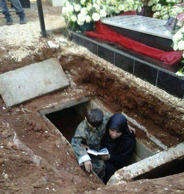 همسر و فرزند شهید موسوی در قبرش