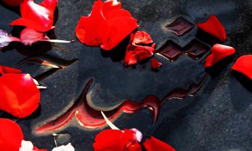 مادری که تنها پسرش را درون قبر گذاشت