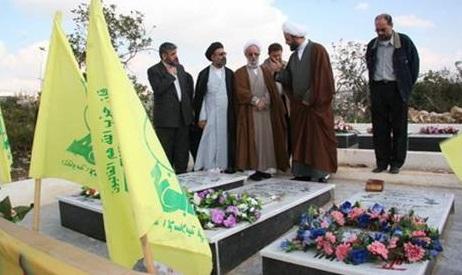 علامه مصباح بر مزار شهدای حزب‌الله لبنان