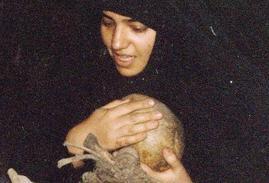 عکس/ سر یک شهید در دستان مادر