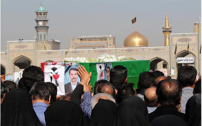 طواف پیکر علیرضا حیدری، جانباز شهید در حرم رضوی
