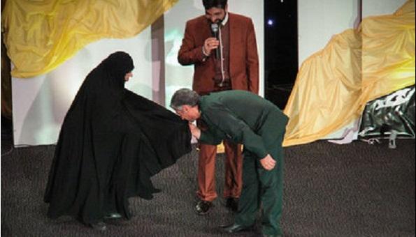 بوسه فرمانده سپاه ایران بر چادر "مادر شهید"