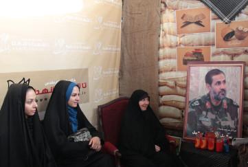 حضور خانواده سردار شهید حاج سعید قهاری سعید در غرفه تا شهدا