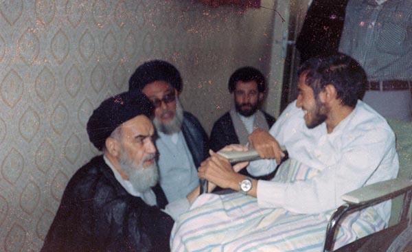 امام خمینی در عیادت از یك جانباز