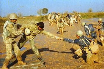 عبور رزمندگان از باتلاق