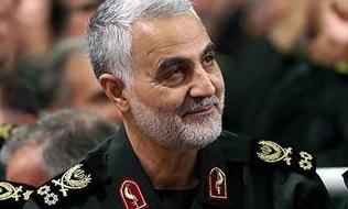 عکس یادگاری سردار سلیمانی با فرزند شهید بادپا