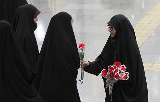 (تصاویر) یک شاخه گل هدیه به بانوان محجبه