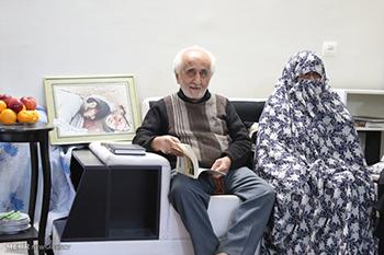 فعالیت پدر شهید 90 ساله در فضای مجازی