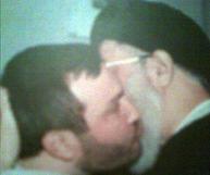 عکس/ بوسه رهبر انقلاب بر صورت عماد مغنیه